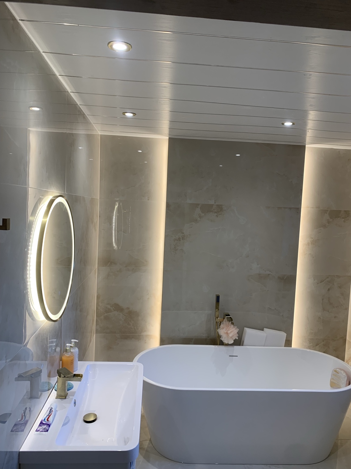 Feature bathroom lighting